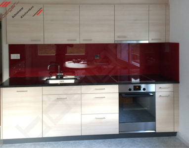 Küche in holzoptik mit roter Rückwand