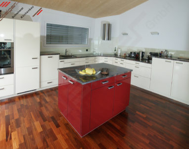 Küche offen mit Arbeitinsel in rot